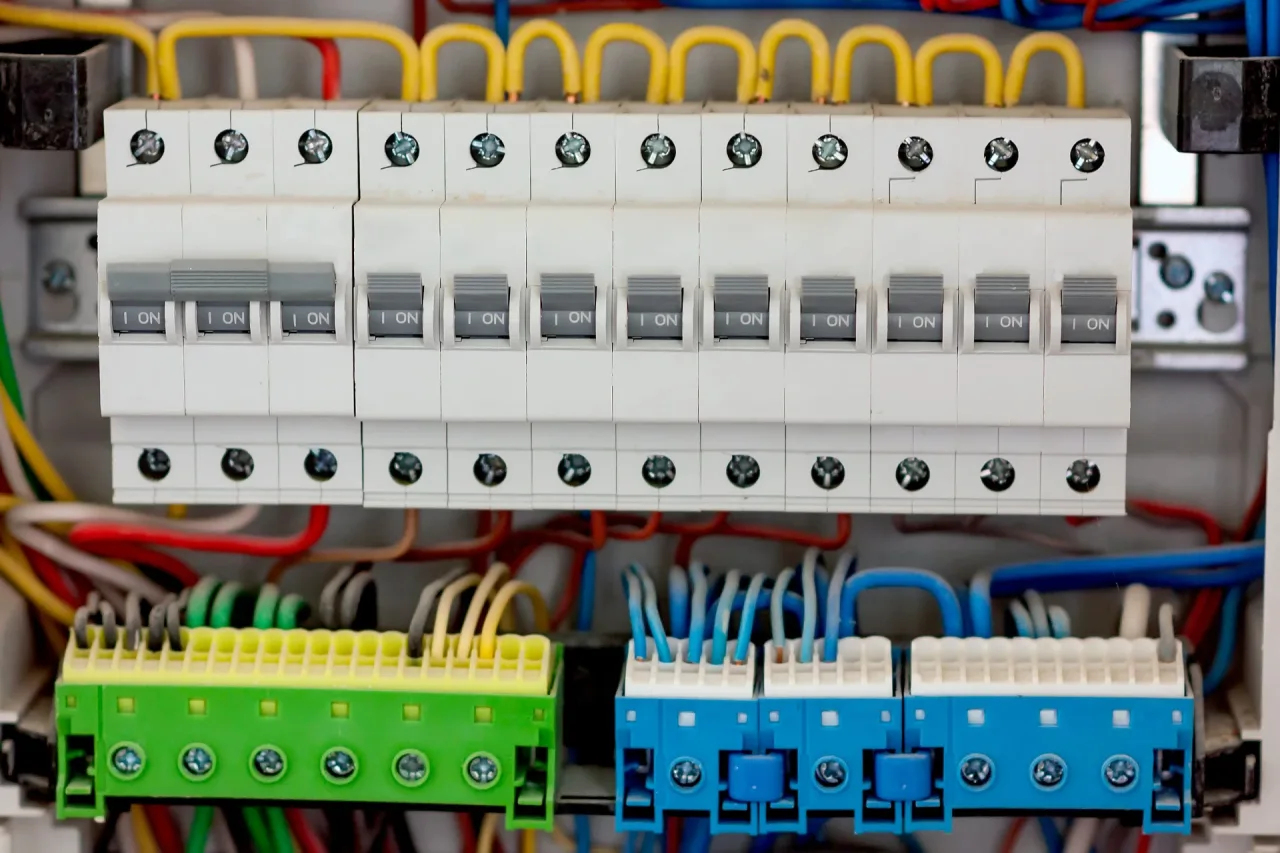 wymiana instalacji elektrycznej podczas remontu w Rzeszowie